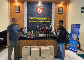 Ratusan Botol Miras dari Berbagai Merk Dan Seorang Pemuda Diamankan Polres Jombang