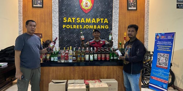 Ratusan Botol Miras dari Berbagai Merk Dan Seorang Pemuda Diamankan Polres Jombang