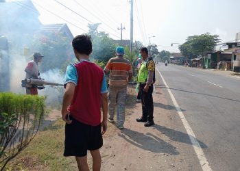 Polsek Jetis Bantu Fogging untuk Cegah DBD