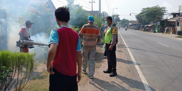 Polsek Jetis Bantu Fogging untuk Cegah DBD