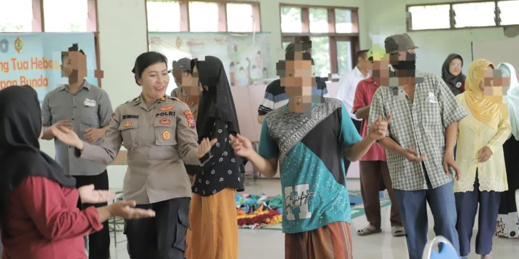 2 Polwan Polres Mojokerto Hibur ODGJ dengan Joget Poco-Poco