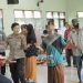 2 Polwan Polres Mojokerto Hibur ODGJ dengan Joget Poco-Poco