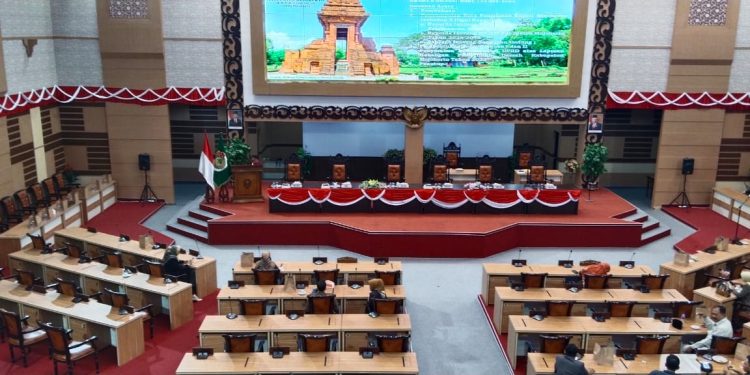 Rapat Paripurna DPRD Kabupaten Mojokerto Tentang Laporan Bupati Dalam Nota Penjelasan  Terhadap 3 Raperda
