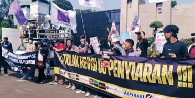 Tolak Revisi Undang-Undang Penyiaran Massa Orasi Di Depan Gedung DPR RI
