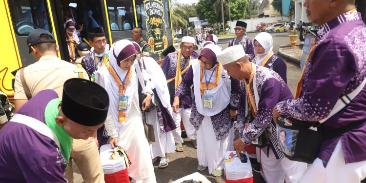 3 Unit Bus Si Mas Ganteng Ikut Antar CJH Tuban