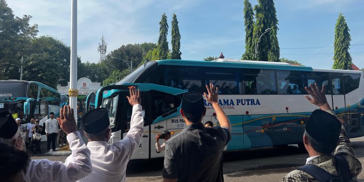 Lepas Keberangkatan Haji Mas Lindra Didampingi Kepala Kemenag Tuban