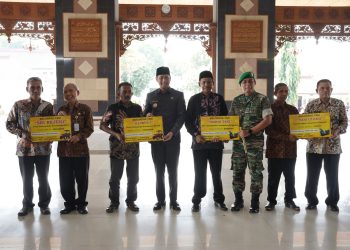 Dandim 0811/ Tuban Dampingi Bupati Serahkan Bantuan Alsintan