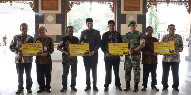 Dandim 0811/ Tuban Dampingi Bupati Serahkan Bantuan Alsintan