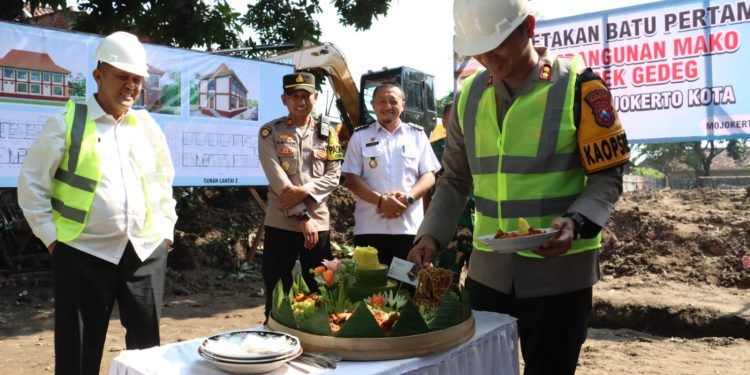 Saat Peletakan Batu Pertama, Pembangunan Mako Polsek Gedeg, Ini Harapan Kapolres