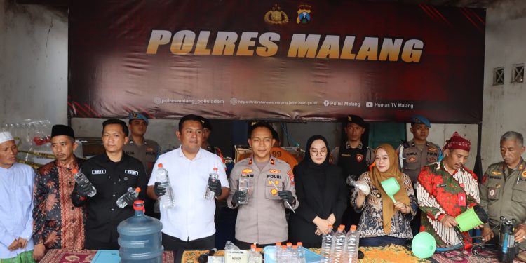 Polisi Bongkar Pabrik Miras Rumahan di Malang, Sekali Produksi Bisa Capai 250 liter Arak