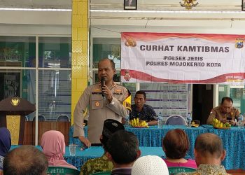 Polres Mojokerto Kota Gelar Jumat Curhat di Desa Dengarkan Keluhan Warga