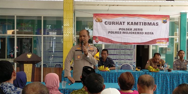 Polres Mojokerto Kota Gelar Jumat Curhat di Desa Dengarkan Keluhan Warga