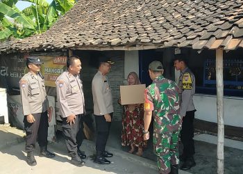 Polres Mojokerto Kota peduli salurkan bantuan Korban Kebakaran di Desa Jetis