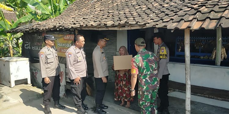 Polres Mojokerto Kota peduli salurkan bantuan Korban Kebakaran di Desa Jetis