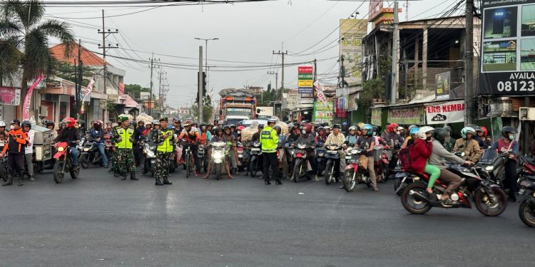 Polresta Sidoarjo Amankan Jalur Tour de Panderman 2024 Warga Antusias Suport Para Pembalap