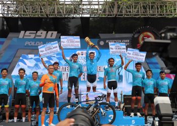 Kapolda Jatim Serahkan Medali Untuk Para Juara Tour de Panderman di Kota Batu