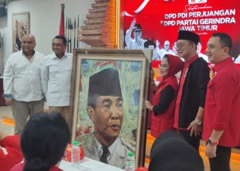 DPD PDIP Jatim Berkunjung ke Kantor Gerindra Serahkan Lukisan Bung Karno