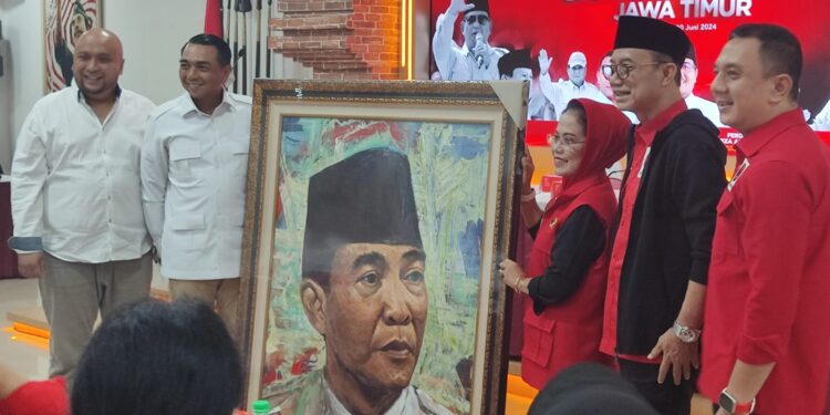DPD PDIP Jatim Berkunjung ke Kantor Gerindra Serahkan Lukisan Bung Karno