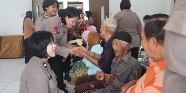 Polwan Polres Mojokerto Peduli Beri Motivasi Lansia di Panti Jompo