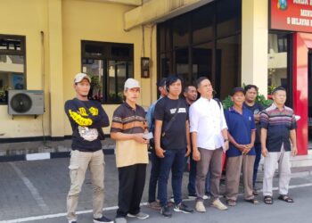 Bersama Warga Desa  Kedunglengkong, Hadi Gerung Laporkan 7 Orang Diduga Korupsi, Pengadaan Mesin Pengering box dryer