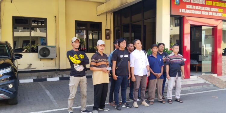 Bersama Warga Desa  Kedunglengkong, Hadi Gerung Laporkan 7 Orang Diduga Korupsi, Pengadaan Mesin Pengering box dryer