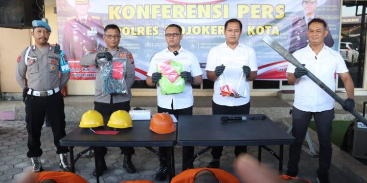4 Orang Komplotan Pencuri Tiang Listrik di Amankan Polres Mojokerto Kota