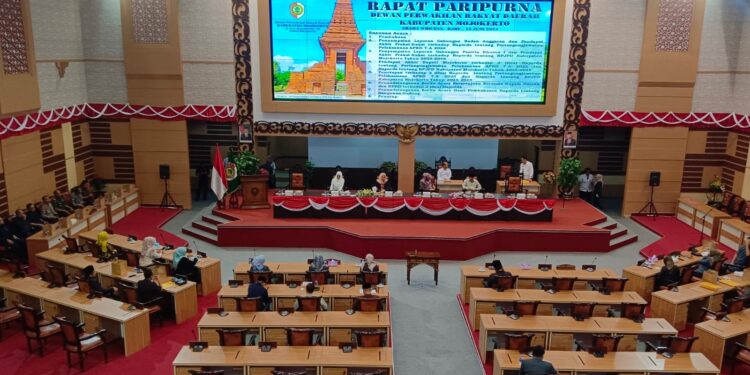 DPRD Kabupaten Mojokerto Gelar Rapat Paripurna Bahas 5 Item Raperda Bersama Bupati Ikfina