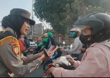 Puluhan Polwan Polres Mojokerto Berbagi Coklat Ajak Masyarakat Tertib Lalin