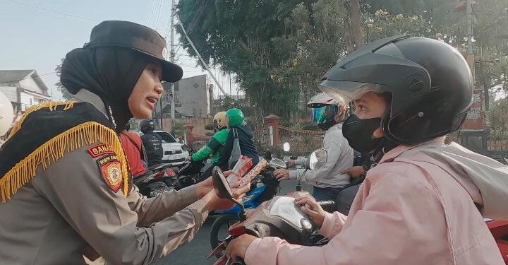 Puluhan Polwan Polres Mojokerto Berbagi Coklat Ajak Masyarakat Tertib Lalin