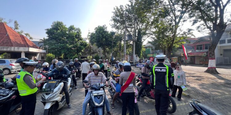 Satlantas Polres Mojokerto Kota Ajak Pengendara “KOPPIMOKA” dan Berikan Coklat Gratis