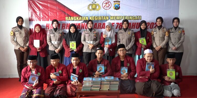 Polwan Kota Mojokerto Bagikan Puluhan Al-Quran di Taman Pendidikan Manarul Huda