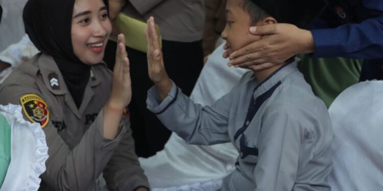 Sambut Hari Bhayangkara ke – 78, Polwan Polres Mojokerto Gelar Bakti Kesehatan