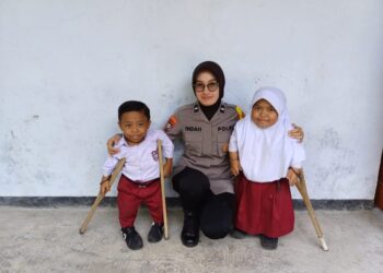 Bhabinkamtibmas Polwan Polsek Mlarak, Polres Ponorogo Beri Perhatian Khusus Pelajar Difabel