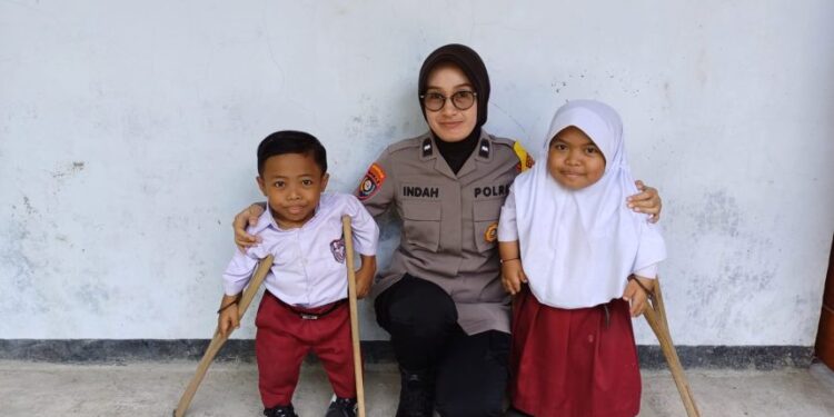 Bhabinkamtibmas Polwan Polsek Mlarak, Polres Ponorogo Beri Perhatian Khusus Pelajar Difabel