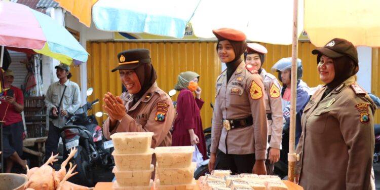 Antisipasi 3C, Polwan Polres Mojokerto Kota Blusukan Ke Pasar Berikan Himbauan Kamtibmas