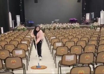 Begini Cara Polwan Polres Mojokerto Kota Bersihkan 3 Rumah Ibadah