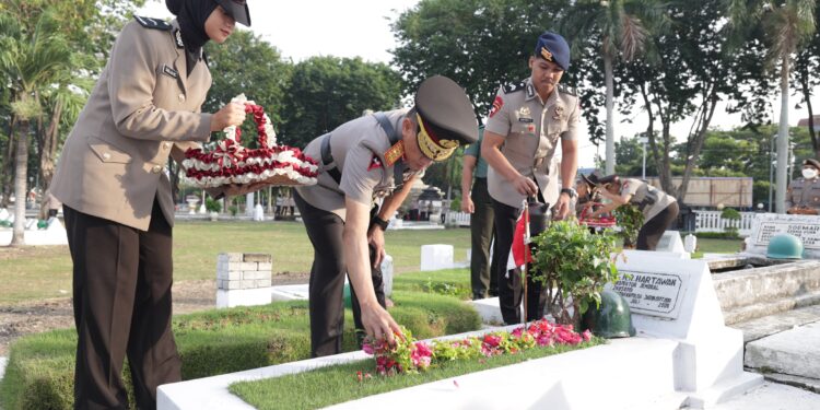 Waka Polda Jatim Pimpin Ziarah ke Makam Pahlawan di Hari Bhayangkara ke – 78