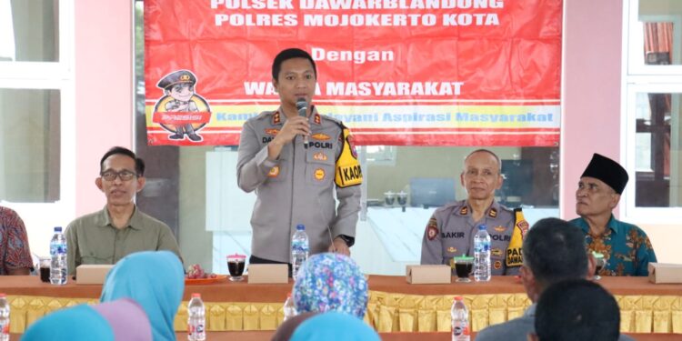 Jumat Curhat di Simongagrok, Kapolres Mojokerto Kota Jawab Keluhan Warga Desa