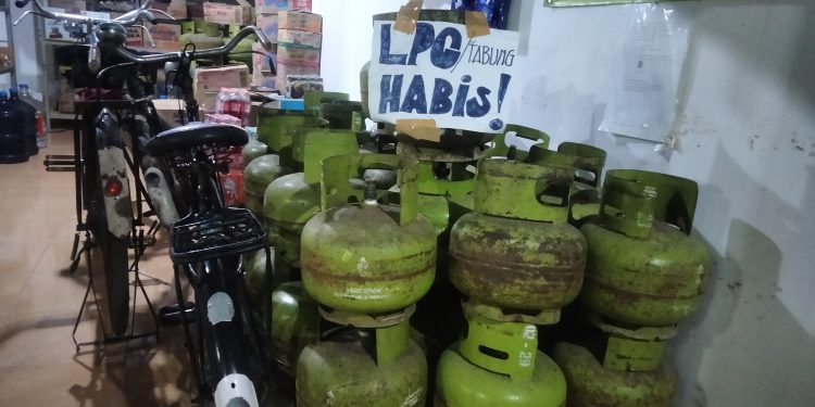 Kelangkaan Gas LPG di Tuban Mas Lindra : Pastikan Stok Aman & Akan Selalu Evaluasi Samiyono : LPG 3 kg di Tuban Tidak Baik-baik Saja