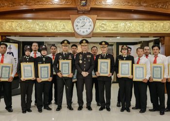 Kapolda Jatim Beri Penghargaan untuk 120 Anggota Berprestasi Event Hari Lahir Pancasila