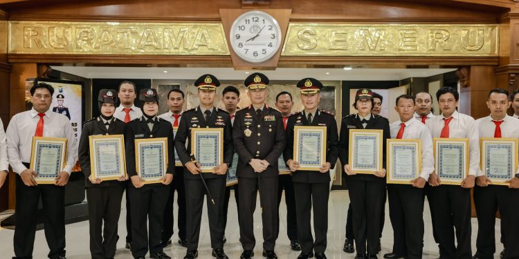 Kapolda Jatim Beri Penghargaan untuk 120 Anggota Berprestasi Event Hari Lahir Pancasila