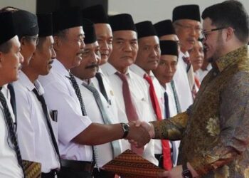 Mas Dhito Serahkan SK Perpanjangan Kepada 2.836 Anggota BPD dari 343 Desa