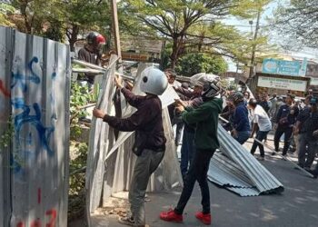 Massa Dari Ikatan Pemuda Kediri Bongkar Seng Penutup Alun-Alun Kota Kediri
