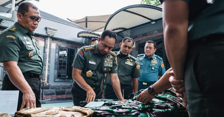 Panglima TNI Meninjau Gelar Bekal Perlengkapan Satgas Operasi Pemeliharaan Perdamaian Dunia