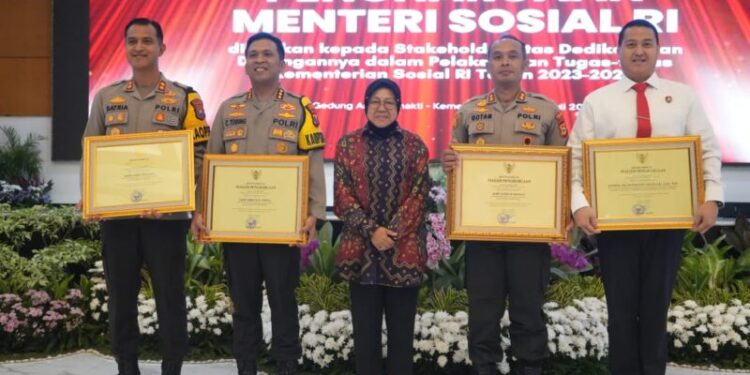 Respon Cepat Tangani Kasus Kekerasan Kaum Rentan Ditreskrimsus Polda Jatim Terima Penghargaan Kemensos RI