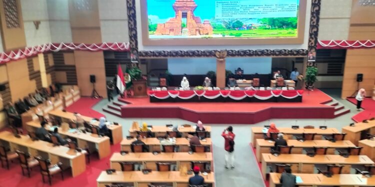 Penyampaian Nota Penjelasan Bupati Ikfina Atas KUPA APBD dan PPAS 2024 Dalam Rapat Paripurna DPRD Kabupaten Mojokerto