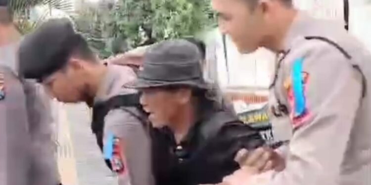 Polsek Jetis Mojokerto Gerak Cepat Bantu Lansia Yang Mendadak Sakit