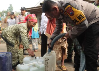 Polres Mojokerto Salurkan 32 Liter Air Bersih Untuk Warga di Kaki Gunung Penanggungan