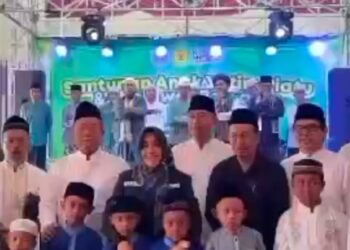 Ikfina dan Gus Dulloh (IDOLA) Berikan Santunan Kepada Anak Yatim Piatu