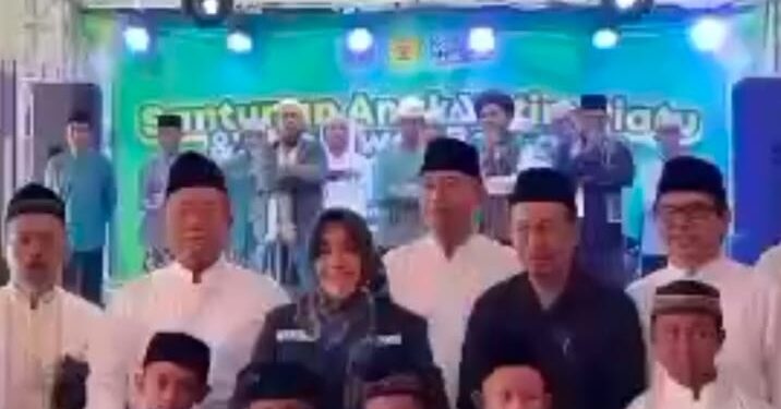 Ikfina dan Gus Dulloh (IDOLA) Berikan Santunan Kepada Anak Yatim Piatu